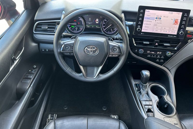 Toyota Camry Hybrid Vehicle Full-screen Gallery Image 14