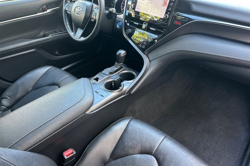 Toyota Camry Hybrid Vehicle Full-screen Gallery Image 15