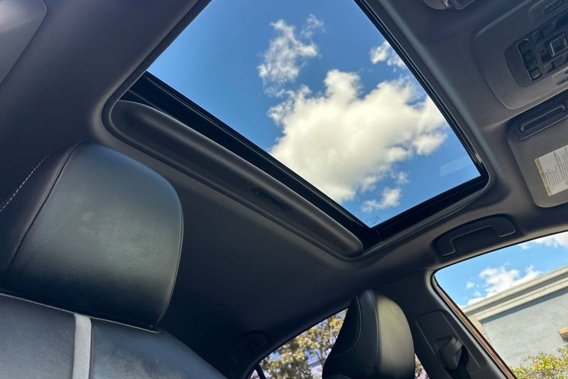 Toyota Camry Hybrid Vehicle Full-screen Gallery Image 16