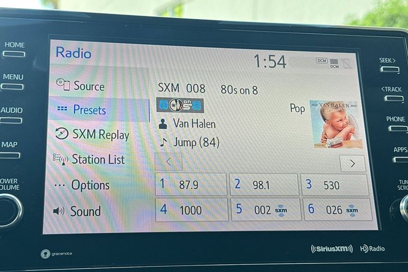 Toyota Camry Hybrid Vehicle Full-screen Gallery Image 17