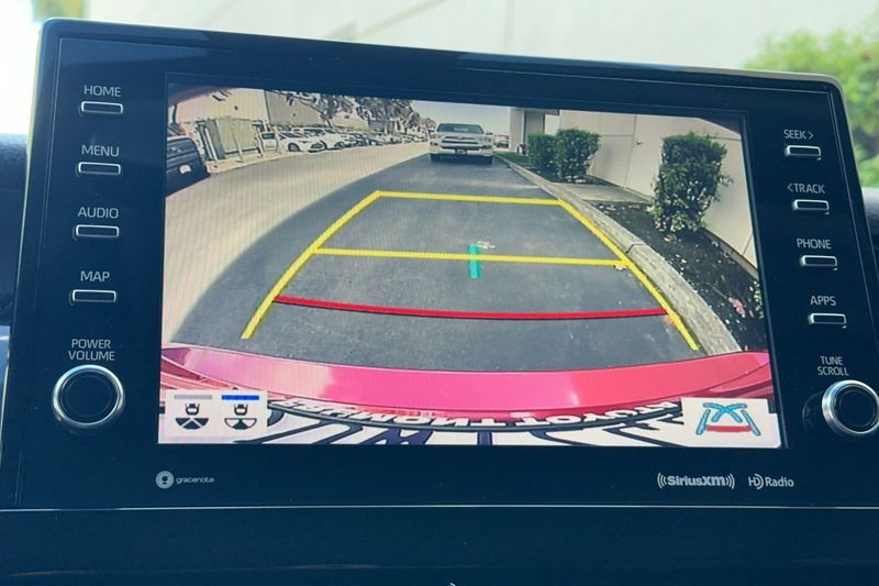 Toyota Camry Hybrid Vehicle Full-screen Gallery Image 18