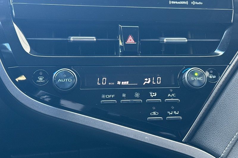 Toyota Camry Hybrid Vehicle Full-screen Gallery Image 19