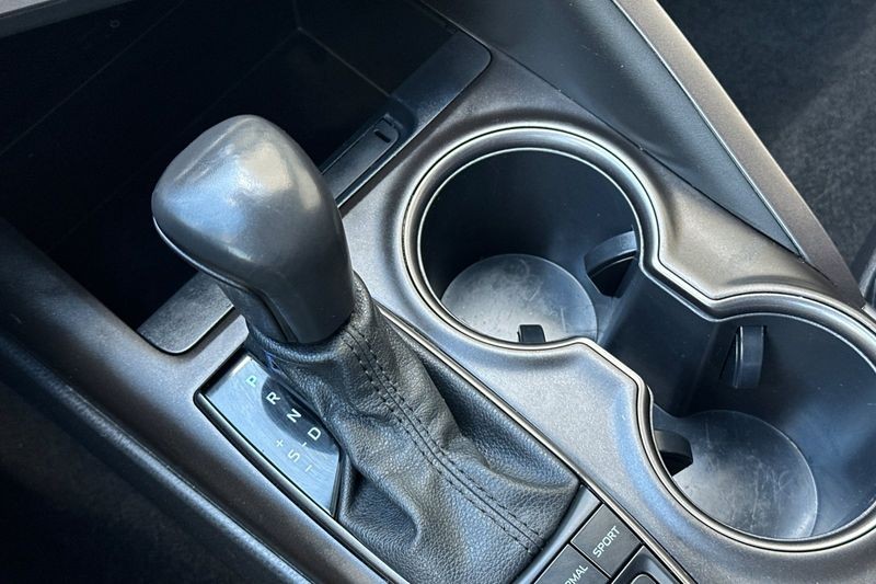 Toyota Camry Hybrid Vehicle Full-screen Gallery Image 20