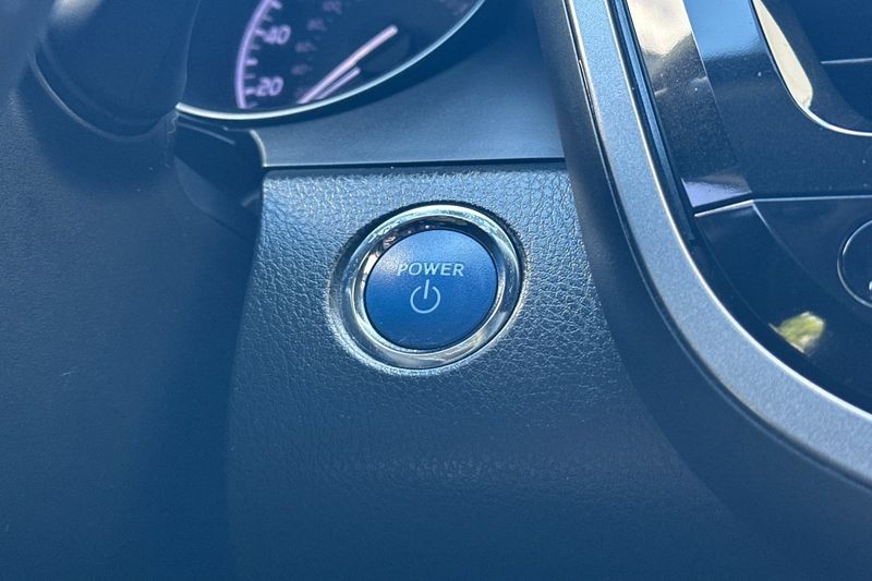Toyota Camry Hybrid Vehicle Full-screen Gallery Image 21
