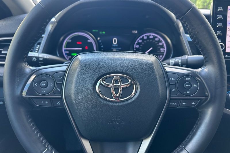 Toyota Camry Hybrid Vehicle Full-screen Gallery Image 22