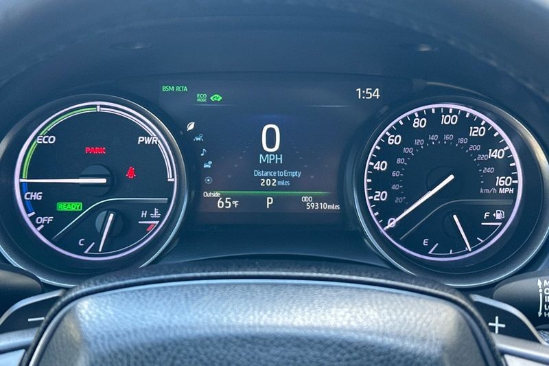 Toyota Camry Hybrid Vehicle Full-screen Gallery Image 23