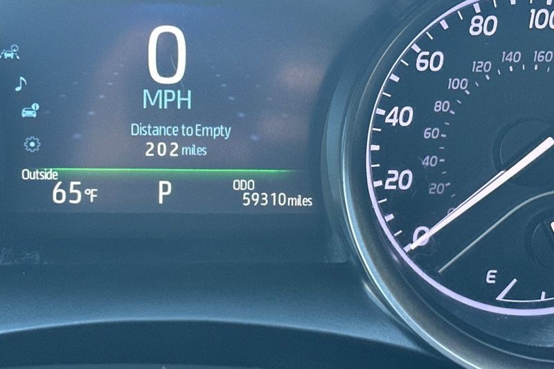 Toyota Camry Hybrid Vehicle Full-screen Gallery Image 24