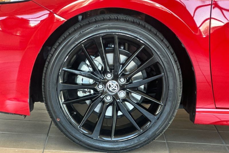 Toyota Camry Hybrid Vehicle Full-screen Gallery Image 25