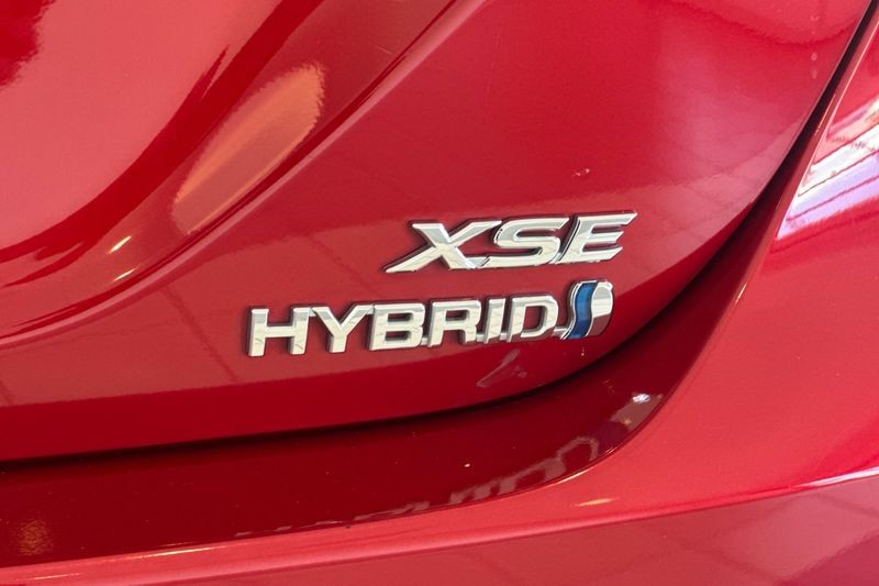 Toyota Camry Hybrid Vehicle Full-screen Gallery Image 26