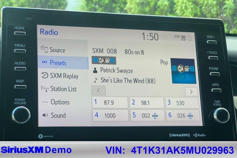 Toyota Camry Hybrid Vehicle Full-screen Gallery Image 27