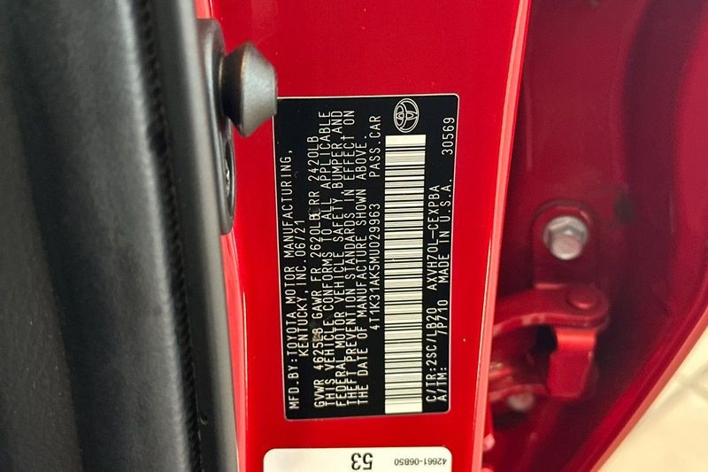 Toyota Camry Hybrid Vehicle Full-screen Gallery Image 28