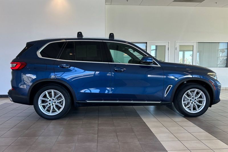 BMW X5 Vehicle Full-screen Gallery Image 03