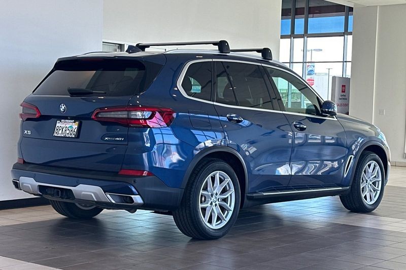 BMW X5 Vehicle Full-screen Gallery Image 04