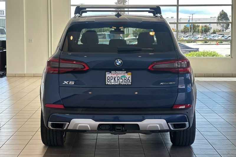 BMW X5 Vehicle Full-screen Gallery Image 05