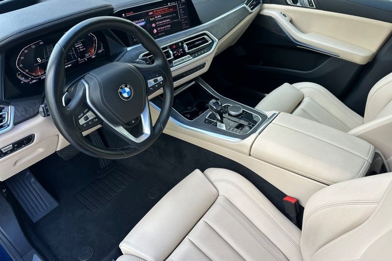 BMW X5 Vehicle Full-screen Gallery Image 10