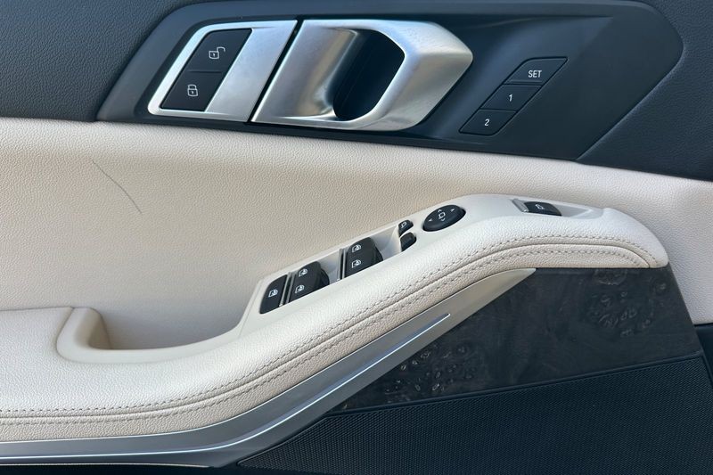 BMW X5 Vehicle Full-screen Gallery Image 11