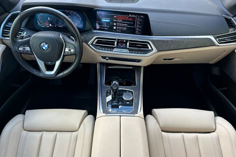 BMW X5 Vehicle Full-screen Gallery Image 13