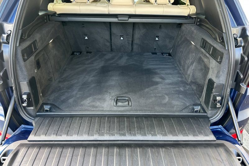 BMW X5 Vehicle Full-screen Gallery Image 15