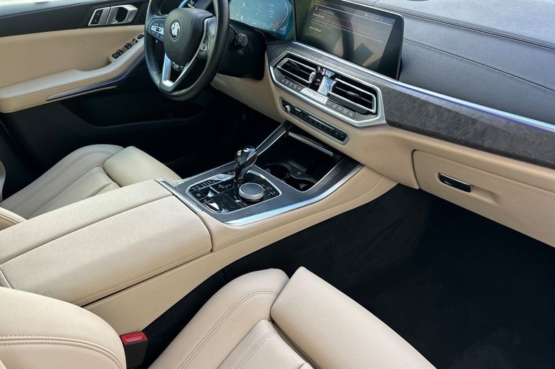 BMW X5 Vehicle Full-screen Gallery Image 16