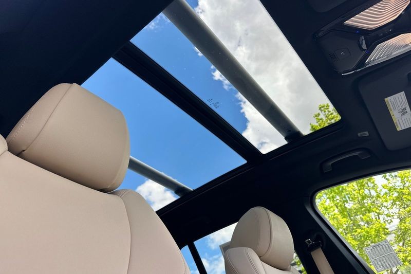 BMW X5 Vehicle Full-screen Gallery Image 17