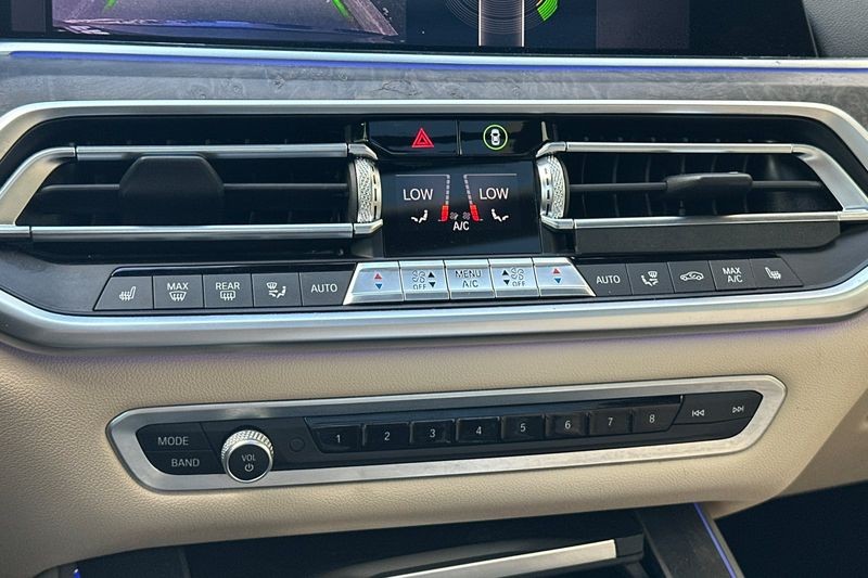 BMW X5 Vehicle Full-screen Gallery Image 21