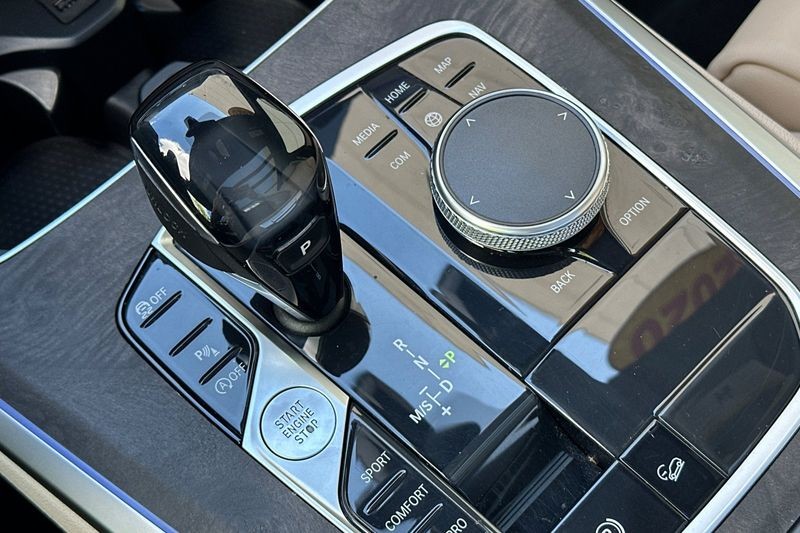 BMW X5 Vehicle Full-screen Gallery Image 22