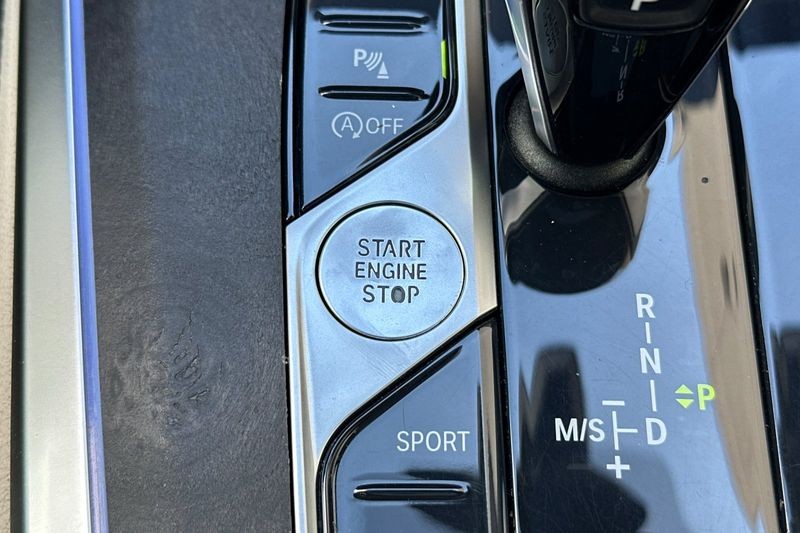 BMW X5 Vehicle Full-screen Gallery Image 23