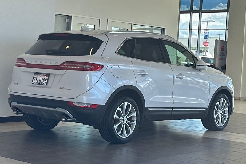 Lincoln MKC Vehicle Full-screen Gallery Image 04