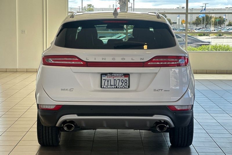 Lincoln MKC Vehicle Full-screen Gallery Image 05