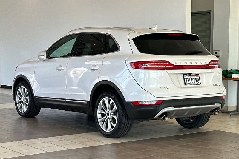 Lincoln MKC Vehicle Full-screen Gallery Image 06