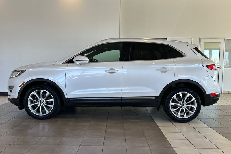 Lincoln MKC Vehicle Full-screen Gallery Image 07