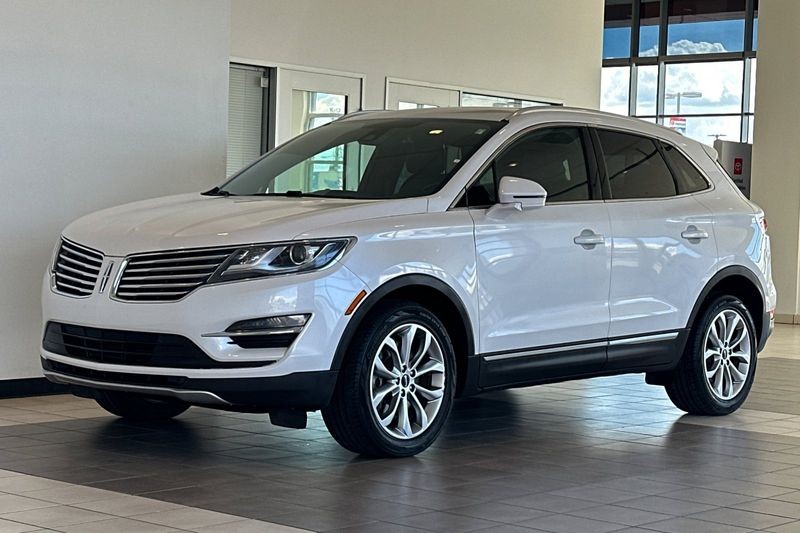 Lincoln MKC Vehicle Full-screen Gallery Image 08