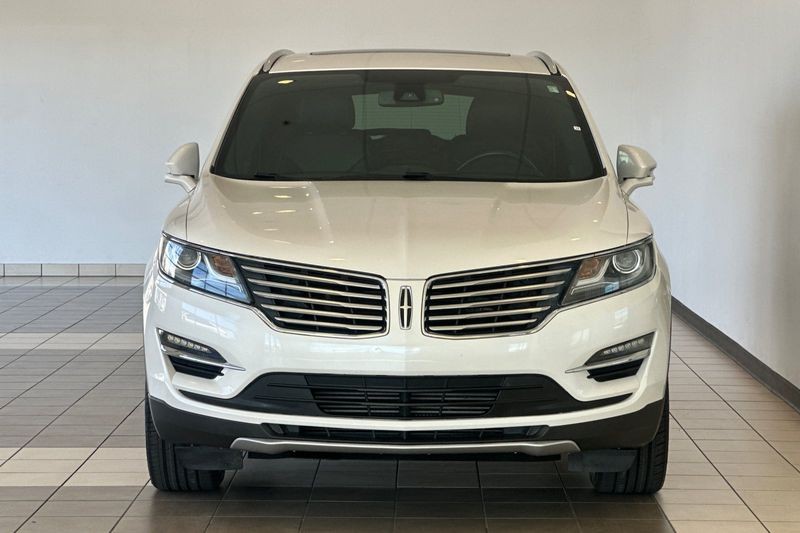 Lincoln MKC Vehicle Full-screen Gallery Image 09