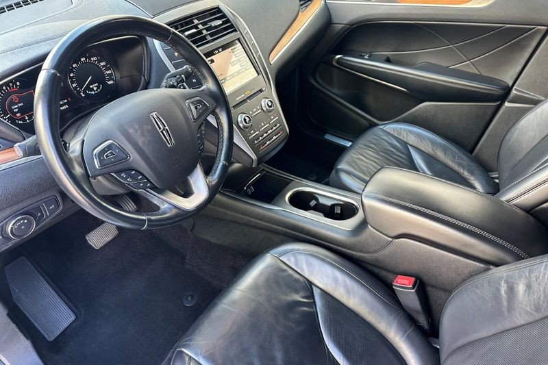 Lincoln MKC Vehicle Full-screen Gallery Image 10