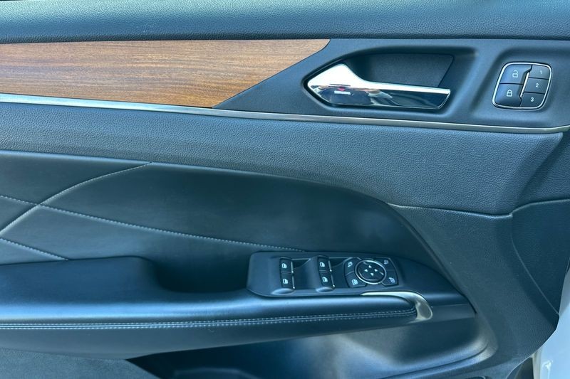 Lincoln MKC Vehicle Full-screen Gallery Image 11