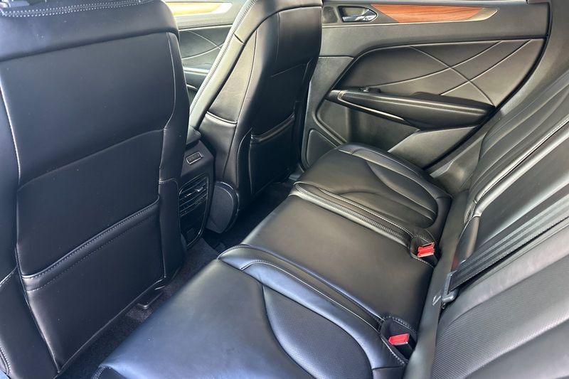 Lincoln MKC Vehicle Full-screen Gallery Image 12