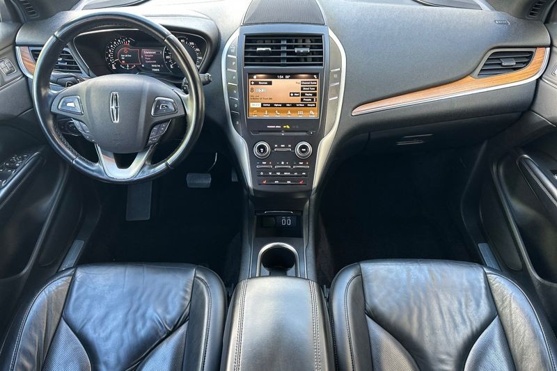Lincoln MKC Vehicle Full-screen Gallery Image 13