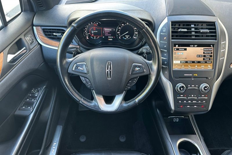 Lincoln MKC Vehicle Full-screen Gallery Image 14