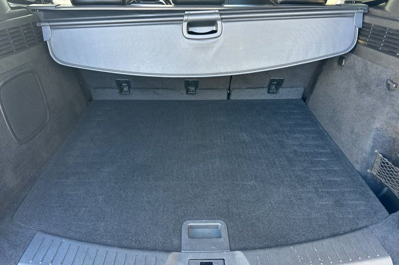 Lincoln MKC Vehicle Full-screen Gallery Image 15