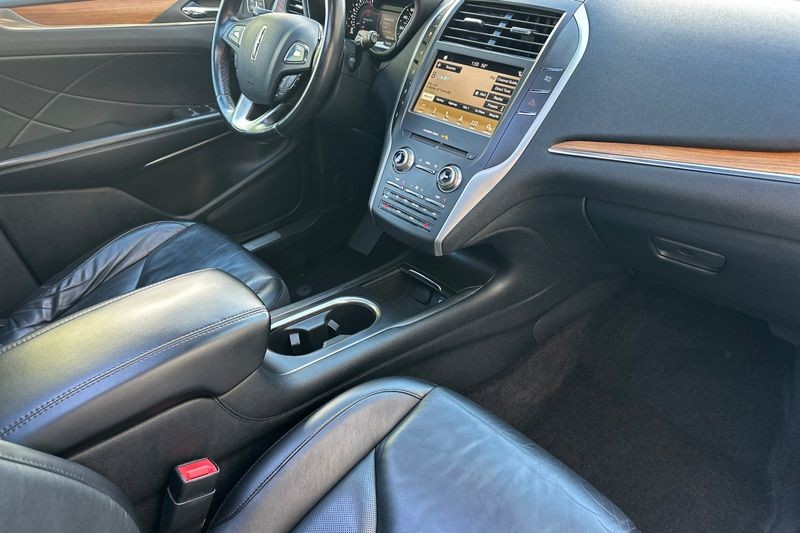 Lincoln MKC Vehicle Full-screen Gallery Image 16