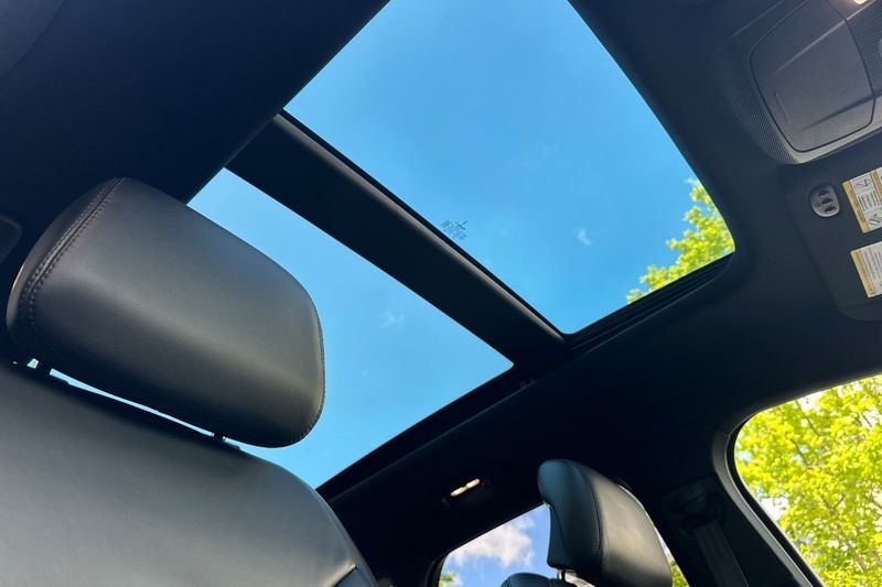 Lincoln MKC Vehicle Full-screen Gallery Image 17