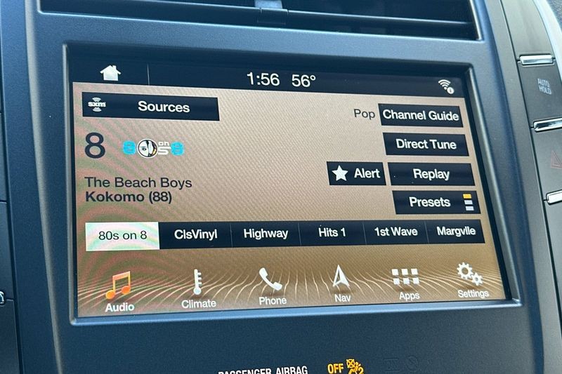 Lincoln MKC Vehicle Full-screen Gallery Image 18