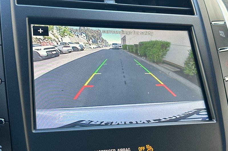 Lincoln MKC Vehicle Full-screen Gallery Image 20