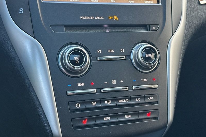 Lincoln MKC Vehicle Full-screen Gallery Image 21