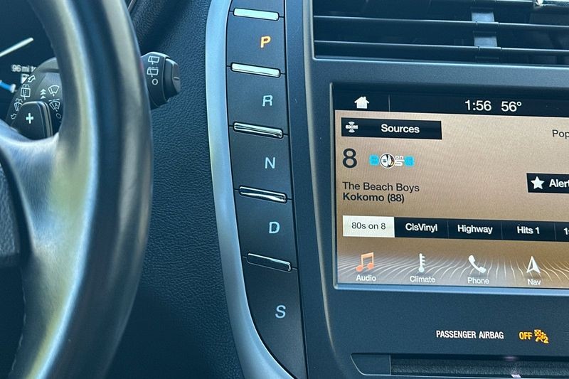 Lincoln MKC Vehicle Full-screen Gallery Image 22