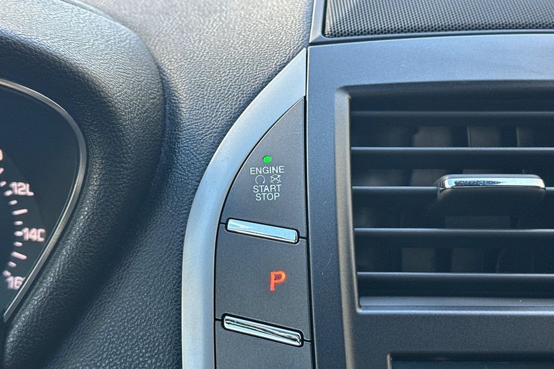 Lincoln MKC Vehicle Full-screen Gallery Image 23