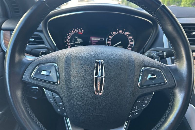 Lincoln MKC Vehicle Full-screen Gallery Image 24