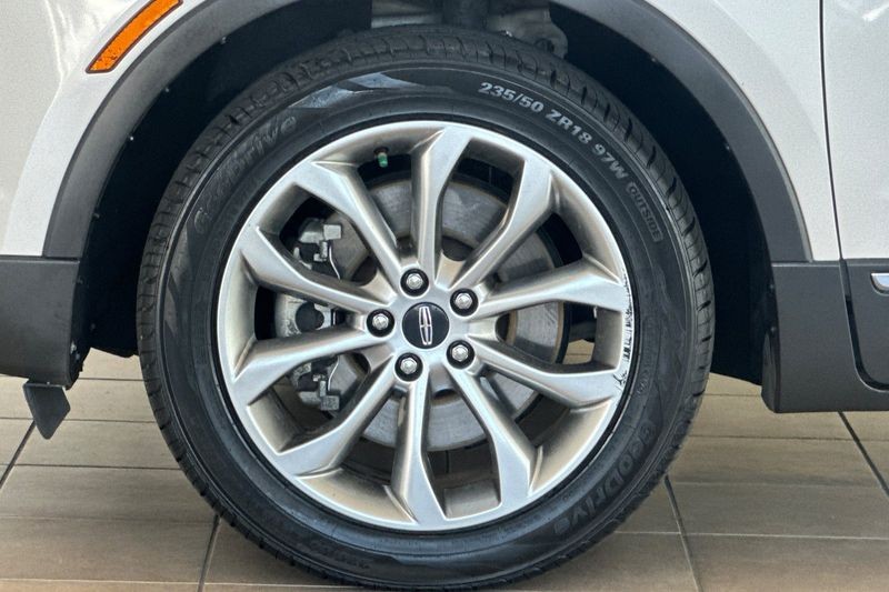 Lincoln MKC Vehicle Full-screen Gallery Image 27