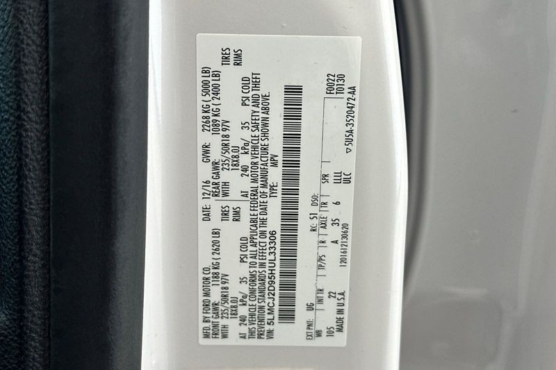 Lincoln MKC Vehicle Full-screen Gallery Image 30