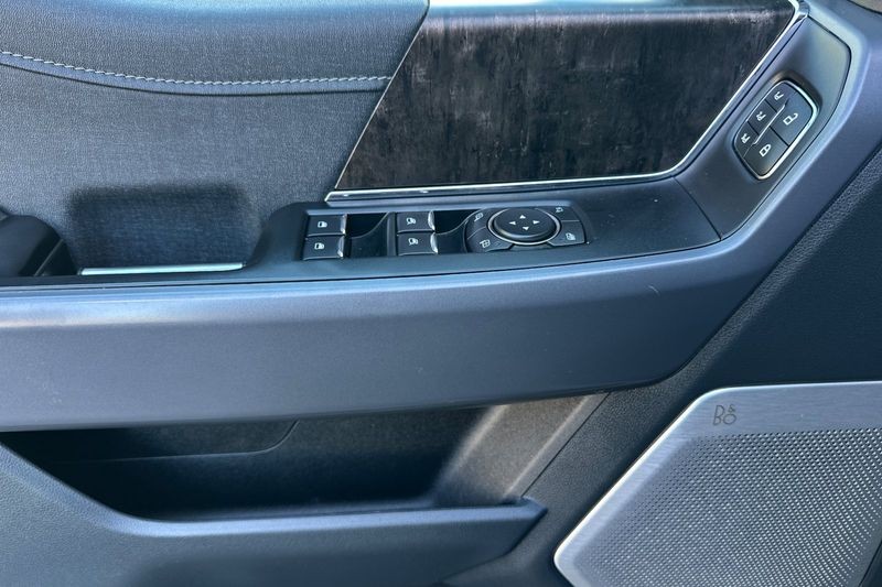 Ford F-150 Vehicle Full-screen Gallery Image 11